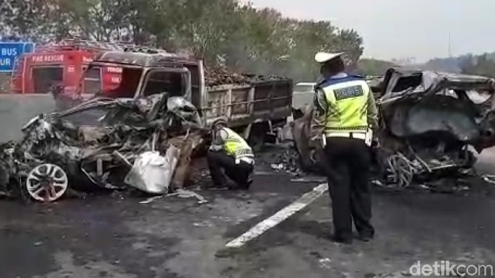 Petugas gabungan melakukan olah TKP kecelakaan maut di Jalan Tol Cikampek-Purwakarta-Padalarang KM 91+400, Plered, Kabupaten Purwakarta, Jawa Barat.