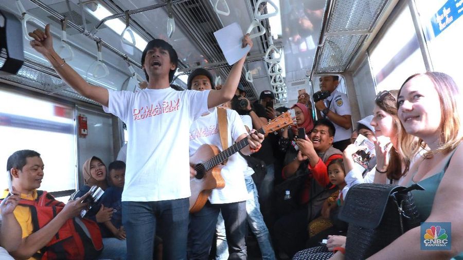 D'Masiv hadir untuk menghibur para penumpang KRL dalam rangka merayakan Hari Pelanggan Nasional yang jatuh tiap tanggal 4 September.
