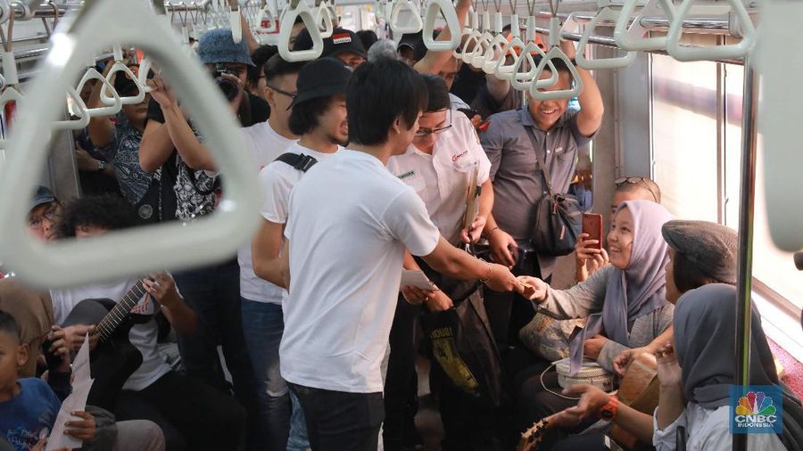 D'Masiv hadir untuk menghibur para penumpang KRL dalam rangka merayakan Hari Pelanggan Nasional yang jatuh tiap tanggal 4 September.