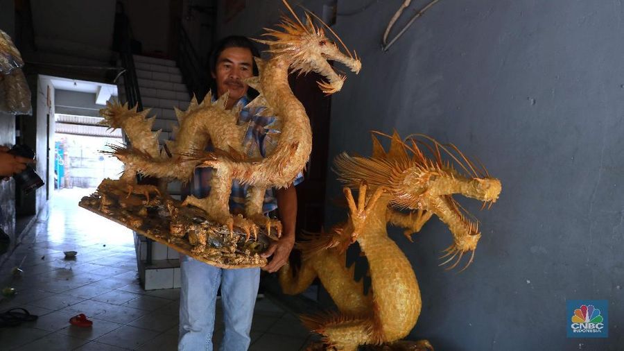 Hiasan tersebut dibuat dari tulang ikan yang didapat dari limbah perikanan di daerah pantai, pasar ikan, dan restoran-restoran seafood daerah Muara Angke.