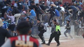 Bentrok Suporter di Laga Persik vs PSIM
