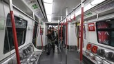 Operator MTR menuturkan seluruh stasiun kereta akan tetap dibuka meski sedikitnya 44 stasiun mengalami kerusakan akibat protes selama akhir pekan lalu. (Philip FONG / AFP)