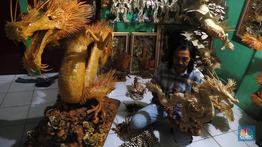 Hiasan tersebut dibuat dari tulang ikan yang didapat dari limbah perikanan di daerah pantai, pasar ikan, dan restoran-restoran seafood daerah Muara Angke.