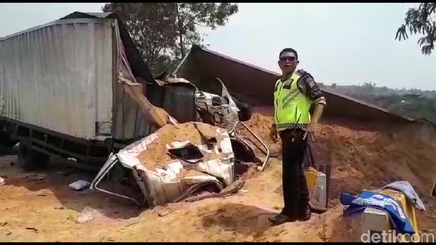 Kedua tersangka adalah sopir truk, yaitu Dedi Hidayat (DH) dan Subana (S).