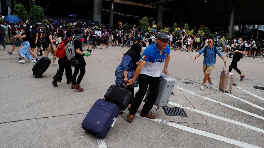 Bandara Hong Kong merupakan bandara tersibuk no 6 di dunia yang terdapat 427 ribu pergerakan, 74 juta penumpang dan 5,1 juta ton total kargo yang diangkut.