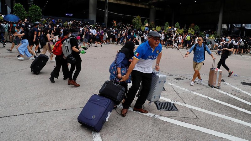 Bandara Hong Kong merupakan bandara tersibuk no 6 di dunia yang terdapat 427 ribu pergerakan, 74 juta penumpang dan 5,1 juta ton total kargo yang diangkut.