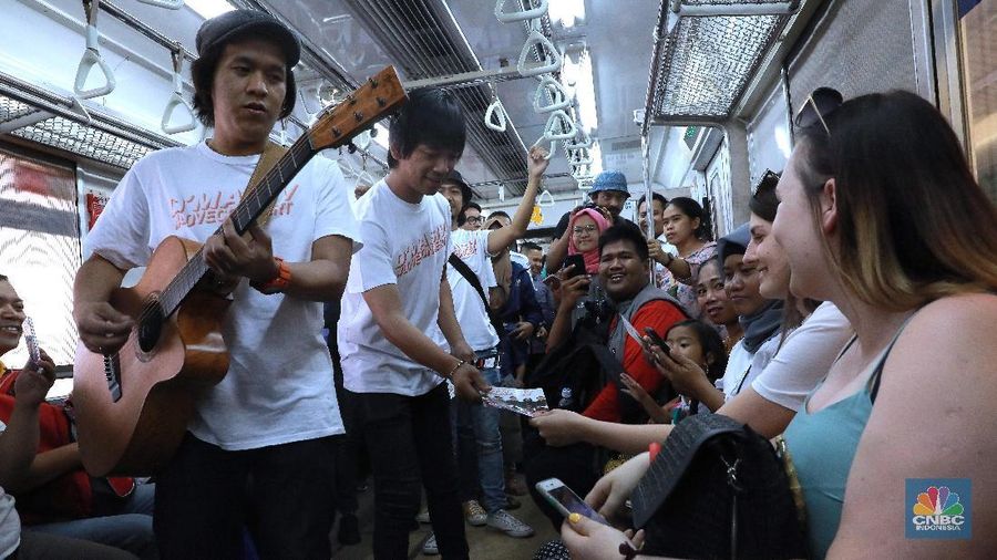 D'Masiv hadir untuk menghibur para penumpang KRL dalam rangka merayakan Hari Pelanggan Nasional yang jatuh tiap tanggal 4 September.