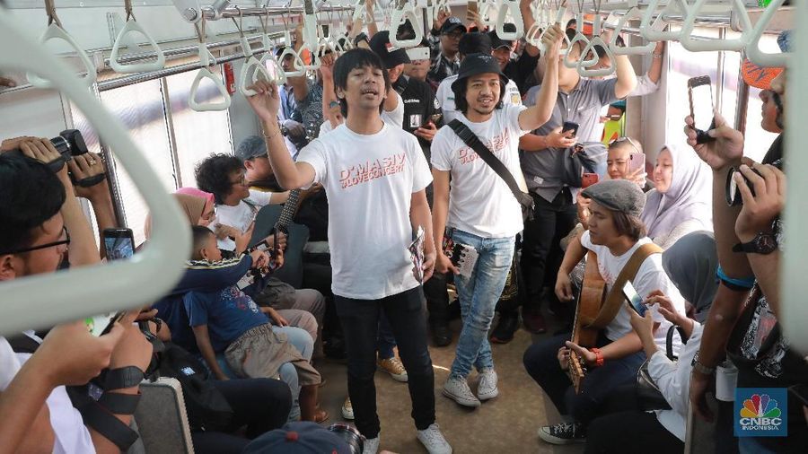 D'Masiv hadir untuk menghibur para penumpang KRL dalam rangka merayakan Hari Pelanggan Nasional yang jatuh tiap tanggal 4 September.