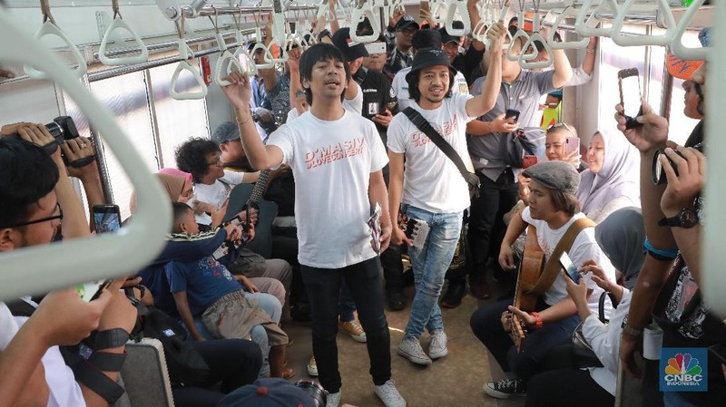 D'Masiv hadir untuk menghibur para penumpang KRL dalam rangka merayakan Hari Pelanggan Nasional yang jatuh tiap tanggal 4 September.