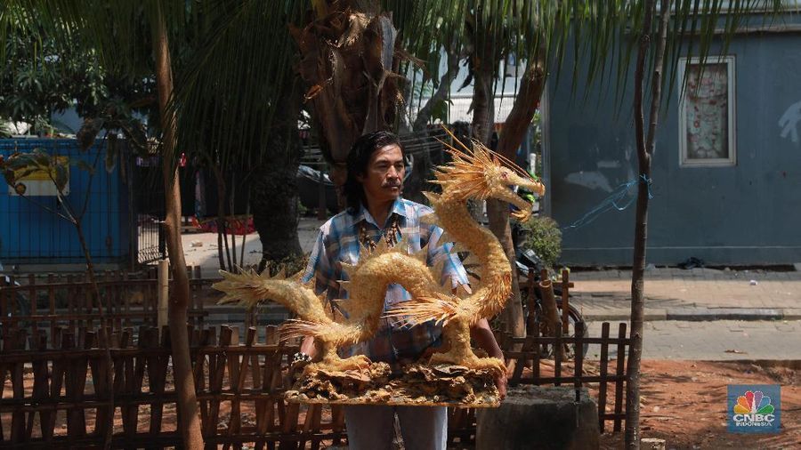 Hiasan tersebut dibuat dari tulang ikan yang didapat dari limbah perikanan di daerah pantai, pasar ikan, dan restoran-restoran seafood daerah Muara Angke.