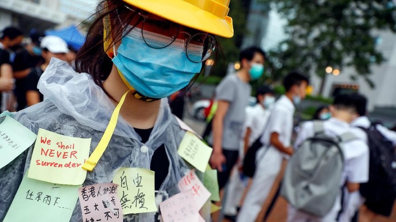 Kini giliran para pelajar Hong Kong berdemo sebagai bentuk dukungan pada massa pro demokrasi.