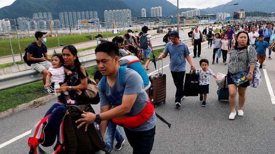 Bandara Hong Kong merupakan bandara tersibuk no 6 di dunia yang terdapat 427 ribu pergerakan, 74 juta penumpang dan 5,1 juta ton total kargo yang diangkut.