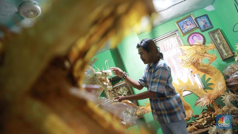 Hiasan tersebut dibuat dari tulang ikan yang didapat dari limbah perikanan di daerah pantai, pasar ikan, dan restoran-restoran seafood daerah Muara Angke.