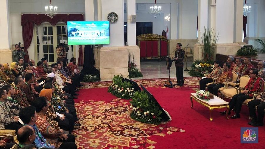 Presiden Joko Widodo (Jokowi) meminta seluruh pihak untuk bersabar terkait penetapan Menteri kabinet baru periode II.