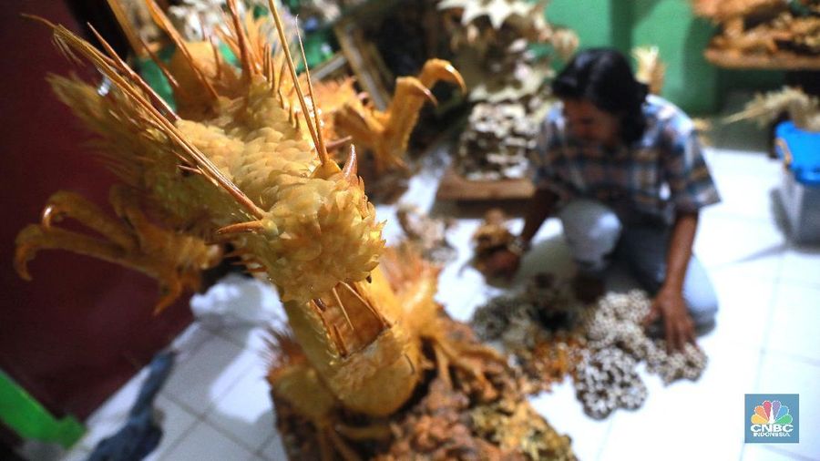 Pengrajin hiasan dari tulang ikan