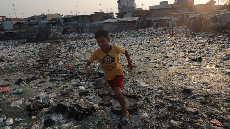 Meskipun banyaknya sampah yang berserakan warga yang tinggal di lokasi tersebut terlihat tidak terganggu dengan adanya lautan sampah.