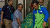 Petugas membawa jenazah korban kecelakaan beruntun Tol Cipularang KM 91 di RS MH Thamrin, Purwakarta, Jawa Barat, Senin (2/9). Polisi masih terus menyelidiki penyebab kecelakaan maut ini. (ANTARA FOTO/M Ibnu Chazar)