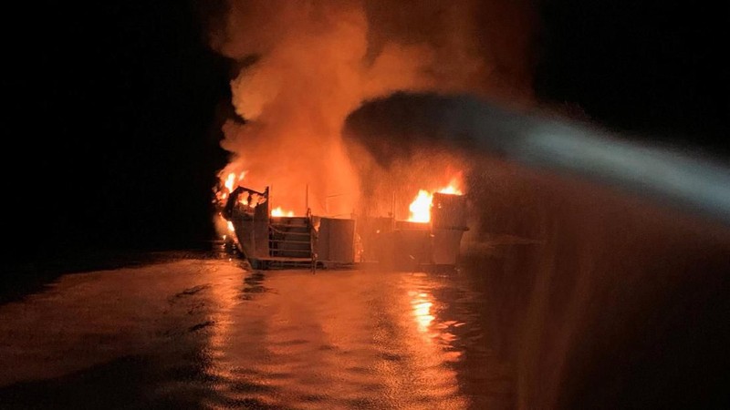 Kapal tersebut tenggelam dan terbalik di dasar laut dengan kedalaman 60 kaki (18.2 meter), menurut Penjaga Pantai Amerika Serikat (USCG).