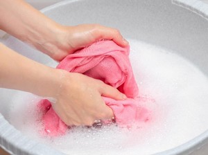 Cara Ampuh Bersihkan Noda Keringat dan Deodoran pada Pakaian