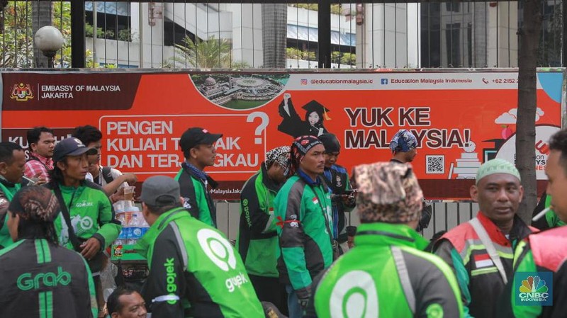 Mereka protes soal pernyataan bos taksi Malaysia, Shamsubahrin Ismail dianggap lecehkan Indonesia.