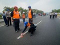 APV yang Terguling di Tol Jagorawi Berpenumpang 9 Orang