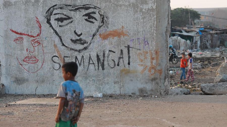 Meskipun banyaknya sampah yang berserakan warga yang tinggal di lokasi tersebut terlihat tidak terganggu dengan adanya lautan sampah.