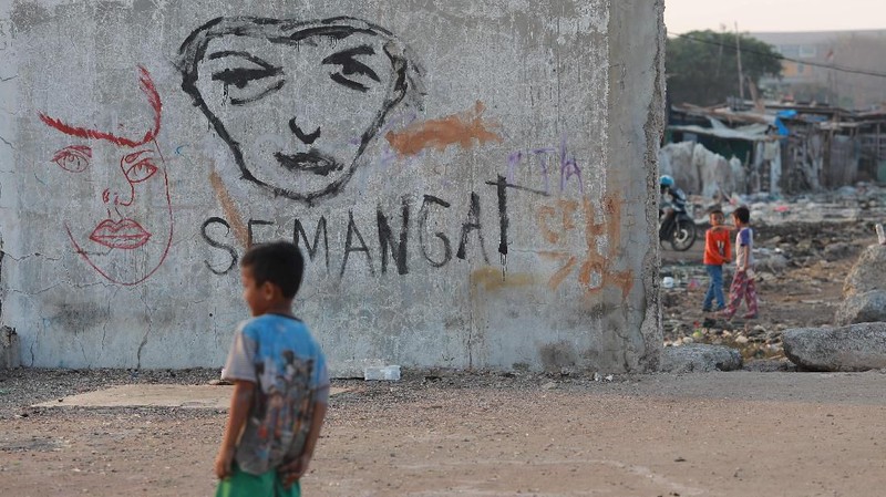Meskipun banyaknya sampah yang berserakan warga yang tinggal di lokasi tersebut terlihat tidak terganggu dengan adanya lautan sampah.