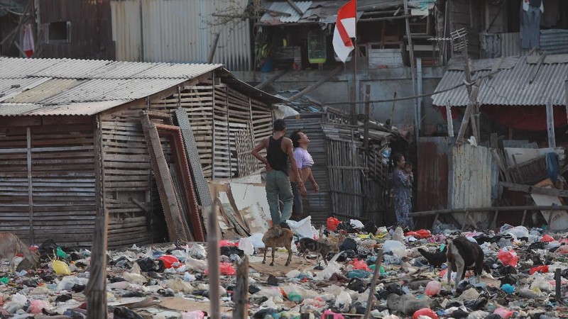 Meskipun banyaknya sampah yang berserakan warga yang tinggal di lokasi tersebut terlihat tidak terganggu dengan adanya lautan sampah.