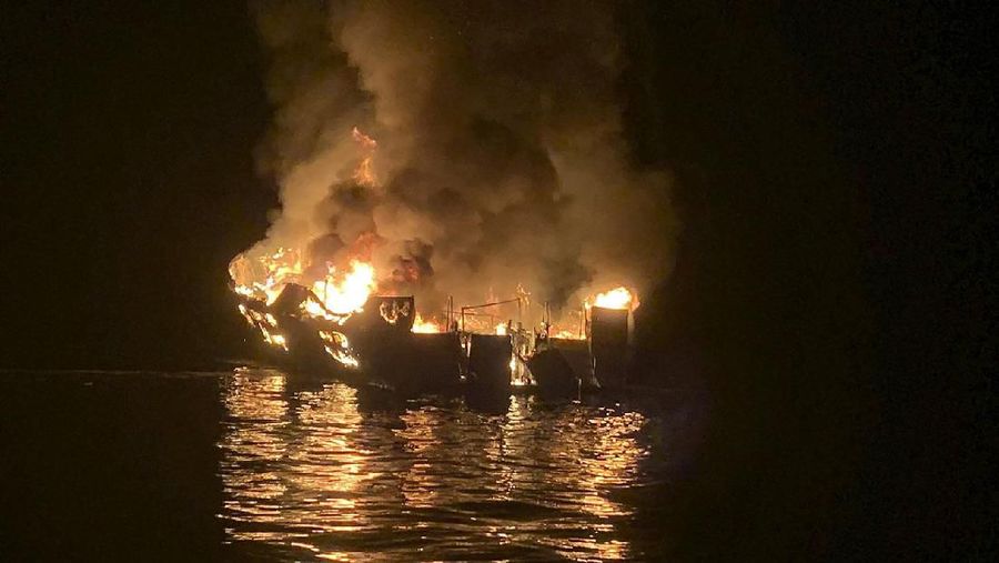 Kapal tersebut tenggelam dan terbalik di dasar laut dengan kedalaman 60 kaki (18.2 meter), menurut Penjaga Pantai Amerika Serikat (USCG).