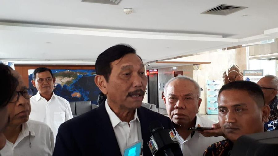 Menko Maritim Luhut Pandjaitan meminta agar ada komponen lokal di mobil listrik impor yang masuk di Indonesia 