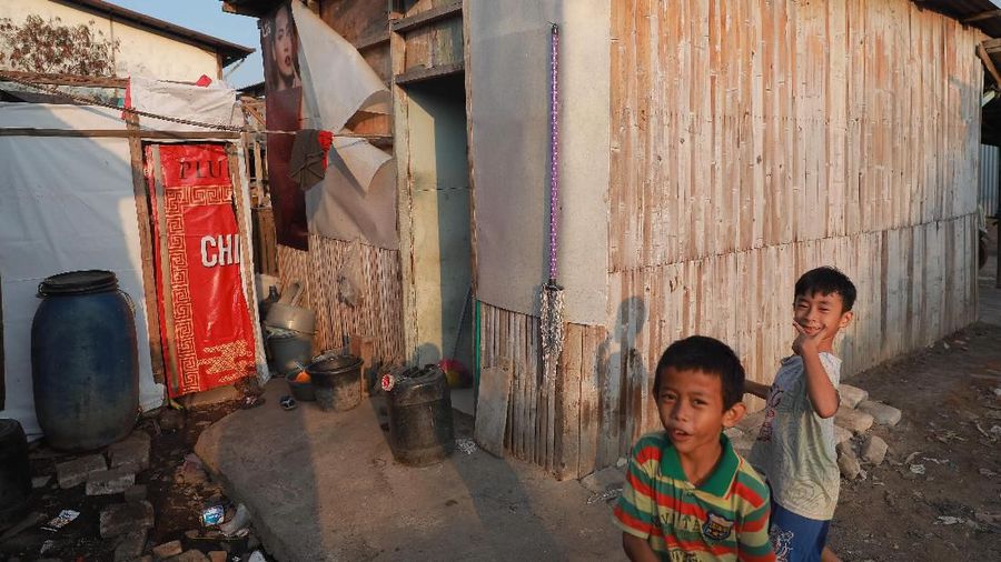 Sejumlah rumah panggung dengan bahan tripleks dan kayu berdiri di atas genangan air yang penuh tumpukan sampah di Kampung Bengek, Penjaringan, Jakarta Utara, Selasa (3/9/2019). Tumpukan sampah tersebut berasal dari pemukiman liar di Kampung Bengek yang didirikan di atas lahan milik PT Pelindo II, Bahkan tumpukan sampah itupun sampai menutup jalan menuju rumah-rumah warga Kendati begitu, warga yang tinggal di rumah panggung itu tidak terganggu dengan adanya tumpukan sampah. Pelindo II telah berupaya agar lahan tersebut tidak dimasuki warga dengan memasang pagar pembatas dan portal. Kampung Bengek menjadi viral beberapa hari belakangan. Alasannya, kampung itu dikelilingi lautan sampah. (CNBC Indonesia/Muhammad Sabki)