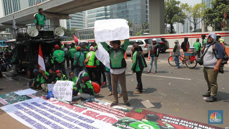 Mereka protes soal pernyataan bos taksi Malaysia, Shamsubahrin Ismail dianggap lecehkan Indonesia.