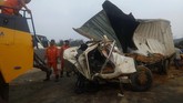 Truk pengangkut tanah yang terguling lalu menutup jalan diduga menjadi penyebab kecelakaan ini. Pengemudi truk tak diketahui keberadaannya usai insiden, namun tak lama kemudian berhasil diamankan polisi. (ANTARA FOTO/Ibnu Chazar)