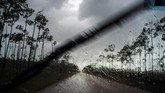 Badai Dorian juga memicu banjir di Kepulauan Bahama. Beberapa kota pesisir di negara itu bahkan terendam banjir setinggi atap rumah. (AP Photo/Ramon Espinosa)