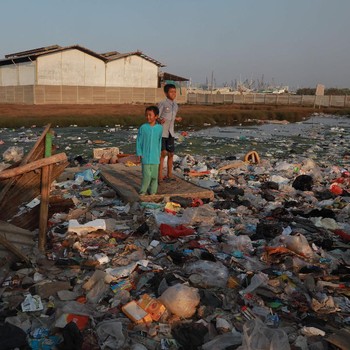 Potret Warga Kampung Bengek yang Hidup Dikepung Sampah