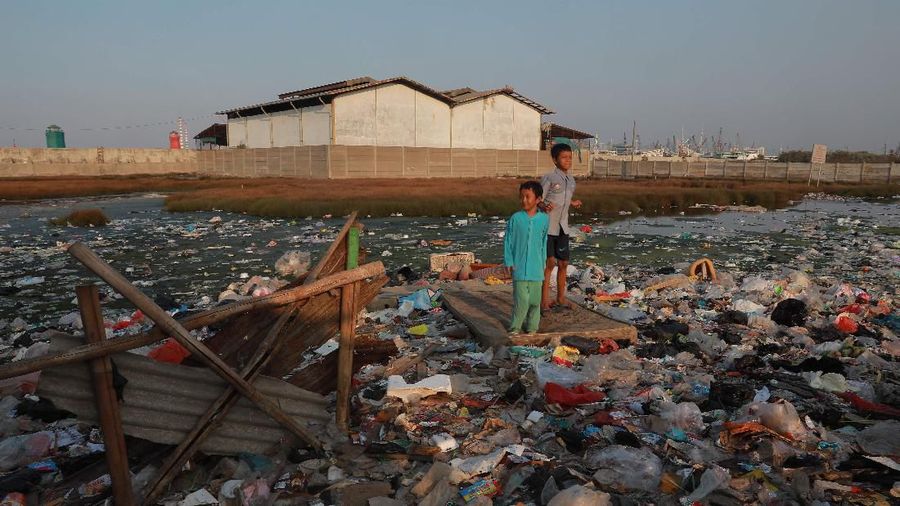 Suasana perkampungan yang penuh tumpukan sampah di Kampung Bengek, Penjaringan, Jakarta Utara, Selasa (3/9/2019). (CNBC Indonesia/Muhammad Sabki)