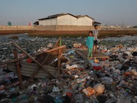 Potret Warga Kampung Bengek yang Hidup Dikepung Sampah