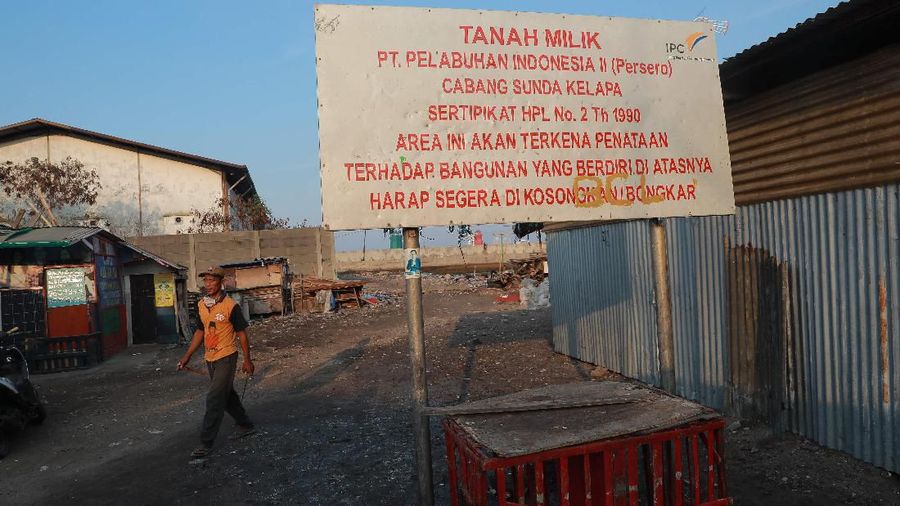 Meskipun banyaknya sampah yang berserakan warga yang tinggal di lokasi tersebut terlihat tidak terganggu dengan adanya lautan sampah.