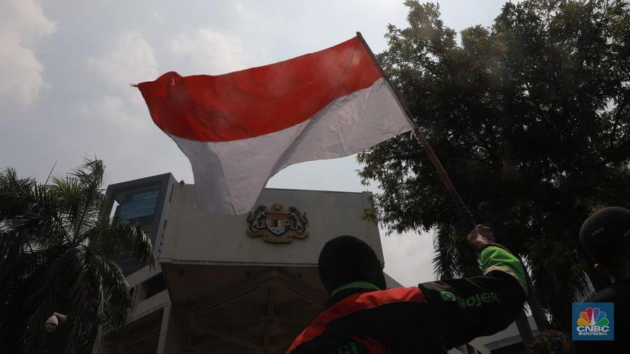 - Driver Gojek demo di depan kedubes Malaysia hari ini sebagai bentuk protes terhadap pernyataan Shamsubahrin Ismail yang dianggap melecehkan driver Gojek.