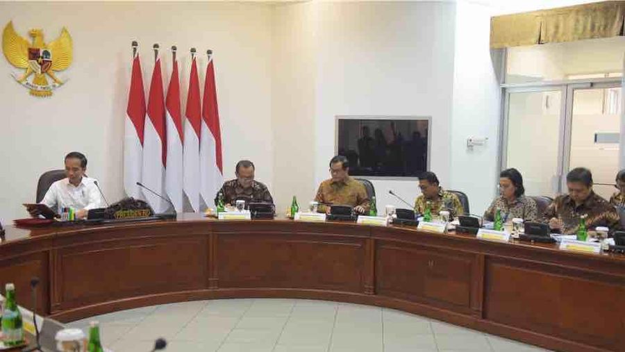 Presiden Joko Widodo (Jokowi) membuka rapat terbatas dengan topik percepatan peta jalan penerapan industri 4.0