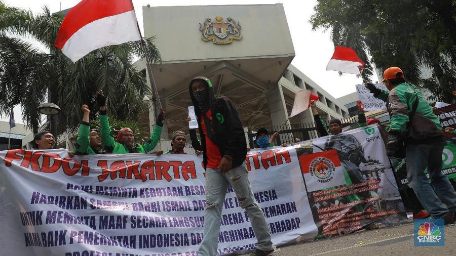 Mereka protes soal pernyataan bos taksi Malaysia, Shamsubahrin Ismail dianggap lecehkan Indonesia.