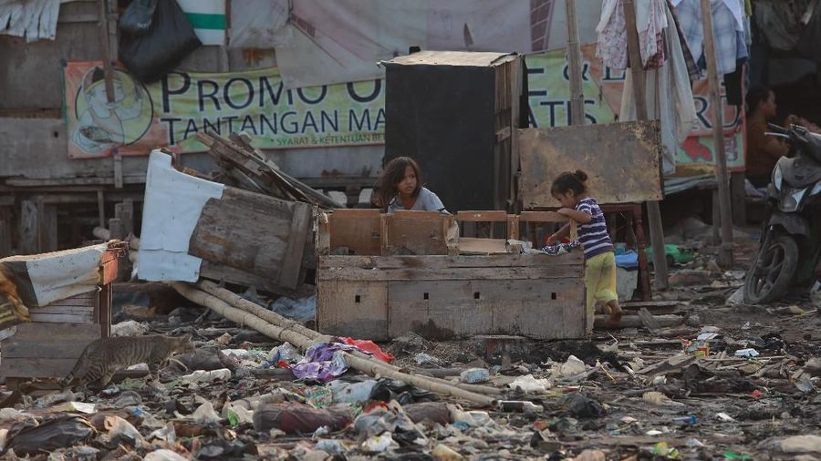 Meskipun banyaknya sampah yang berserakan warga yang tinggal di lokasi tersebut terlihat tidak terganggu dengan adanya lautan sampah.