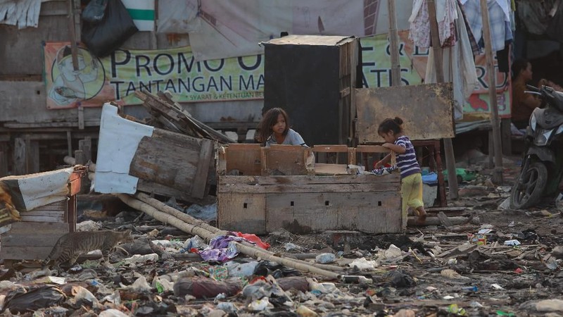 Meskipun banyaknya sampah yang berserakan warga yang tinggal di lokasi tersebut terlihat tidak terganggu dengan adanya lautan sampah.