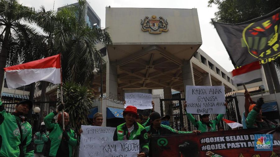 Mereka protes soal pernyataan bos taksi Malaysia, Shamsubahrin Ismail dianggap lecehkan Indonesia.