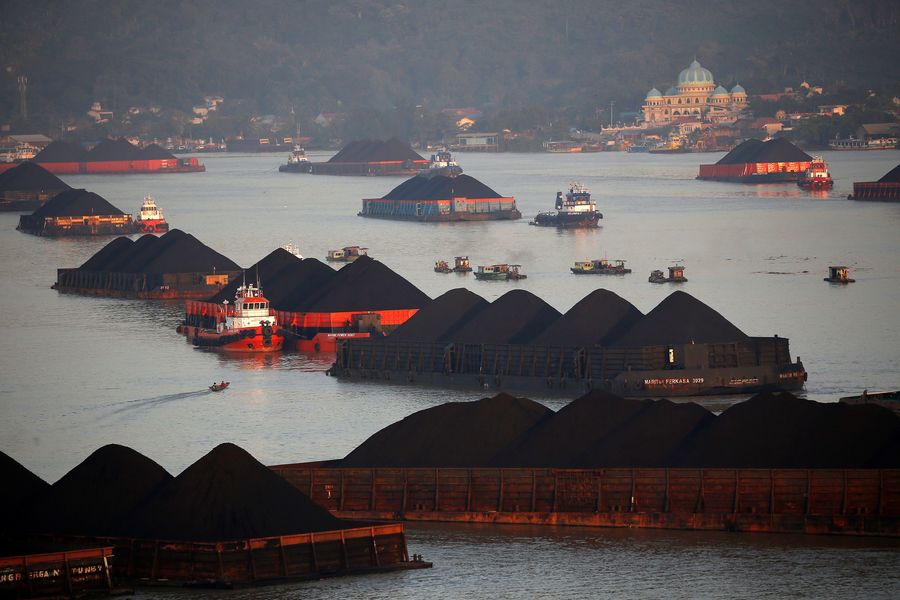 Tongkang batubara di Sungai Mahakam, Samarinda, Kalimantan Timur (REUTERS/Willy Kurniawan)