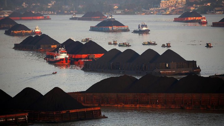 Coal barges are pictured as they queue to be pull along Mahakam river in Samarinda, East Kalimantan province, Indonesia, August 31, 2019. Picture taken August 31, 2019. REUTERS/Willy Kurniawan
