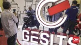 Produsen motor listrik Gesits menampilkan produknya di dalam pameran Indonesia Electric Motor Show (IEMS) 2019 di Balai Kartini, Jakarta, Rabu, 4 September 2019. (CNN Indonesia/Bisma Septalisma)