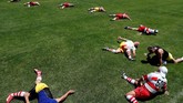 Ada pemandangan menarik di salah satu klub rugby asal Jepang, Fuwaku. Sekumpulan kakek saling tabrak dan bertarung. (REUTERS/Kim Kyung-Hoon)