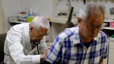 Sebagai seorang dokter, Nagayama sadar betul akan risiko permainan rugby di usianya yang senja itu. Dia pernah berkali-kali mengalami patah tulang rusuk hingga selangkangan. (REUTERS/Kim Kyung-Hoon)