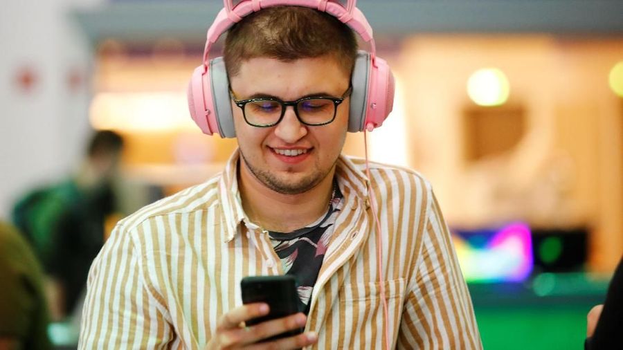 Bermain Gawai handphone ponsel